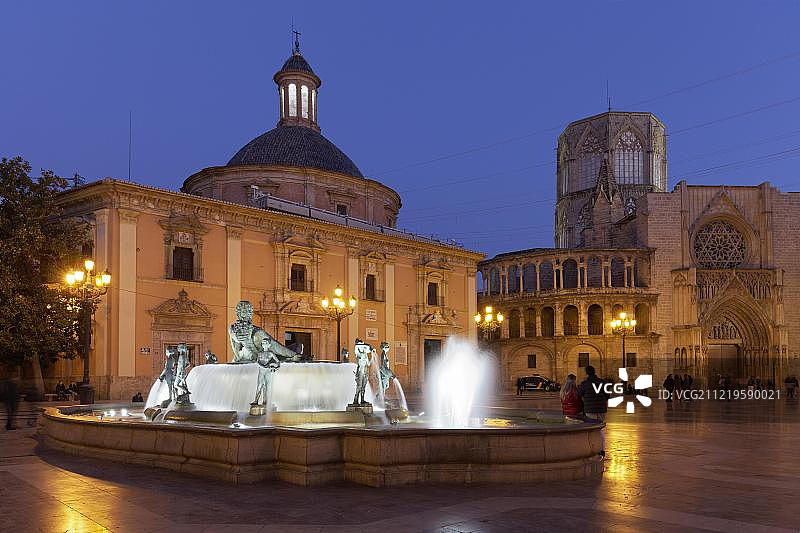 圣母玛利亚广场，圣母广场，图里亚喷泉，大教堂和巴伦西亚大教堂，晚上，照明，西班牙，欧洲图片素材