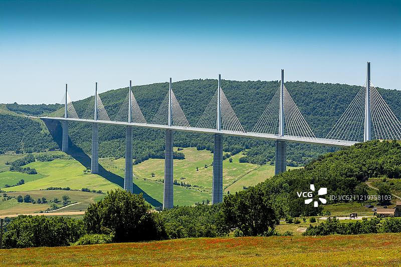 米洛高架桥，A75高速公路，由Michel Virlogeux和Norman Foster建造，位于Tarn河上的Causses de sauvetre和Causses du Larzac之间，位于法国Aveyron的Grands Causses自然区域公园图片素材