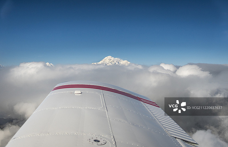 在美国阿拉斯加州的德纳里国家公园，从一架塞斯纳185小型丛林飞机上可以在云层中看到德纳里峰图片素材