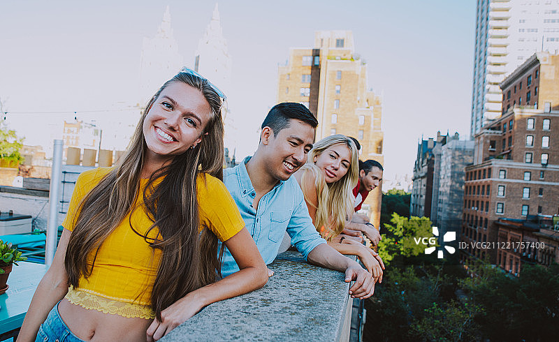 一群朋友在纽约的屋顶上共度时光图片素材
