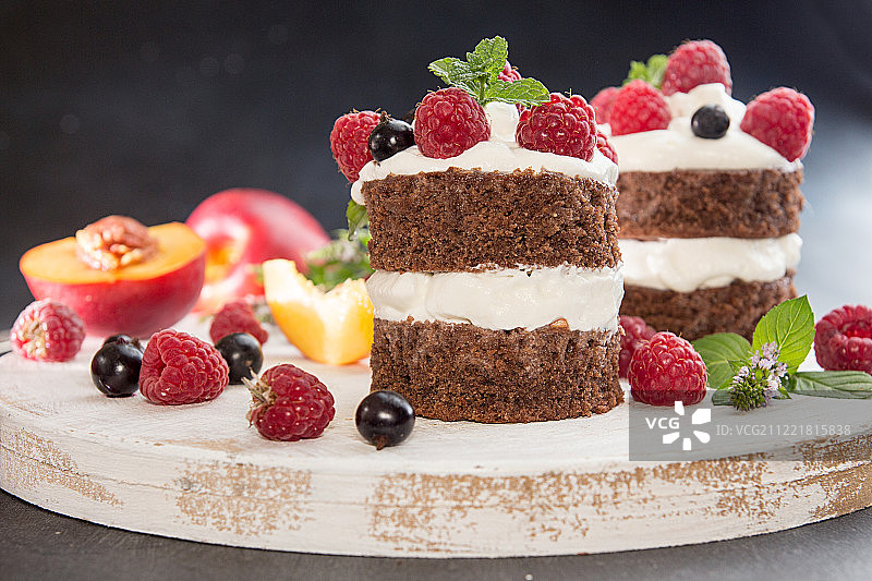 巧克力蛋糕装饰树莓，黑醋栗，油桃图片素材