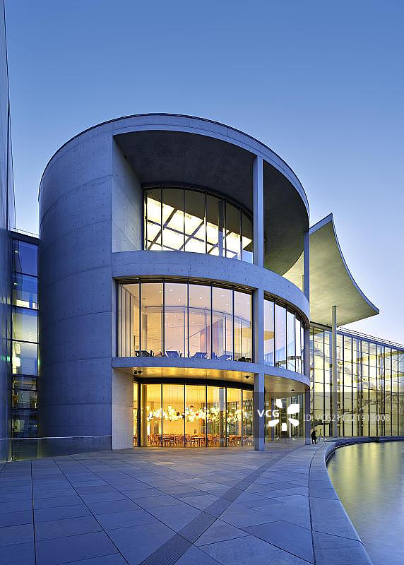Paul Loebe大楼在施普雷河上，蓝色小时，政府区，柏林-米特，德国，柏林，欧洲图片素材