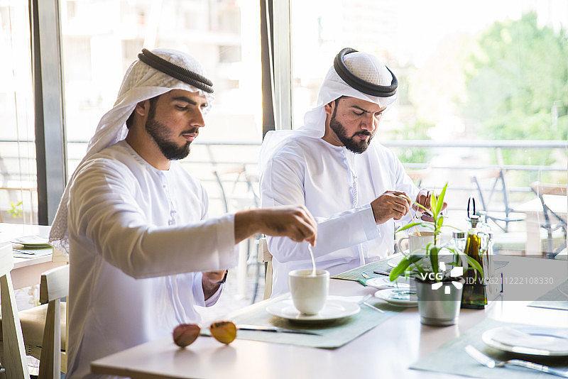 阿拉伯商人在餐厅Cafè图片素材