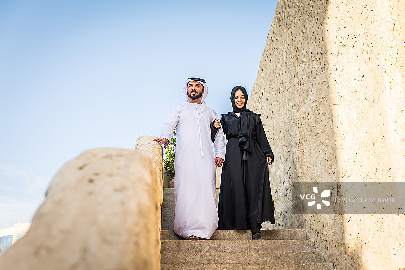 一对阿拉伯情侣在迪拜约会图片素材
