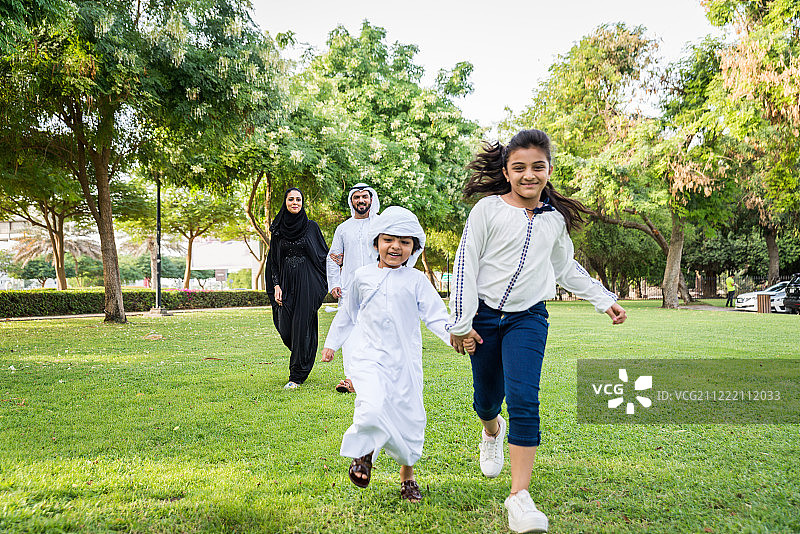 公园里的快乐阿拉伯家庭图片素材