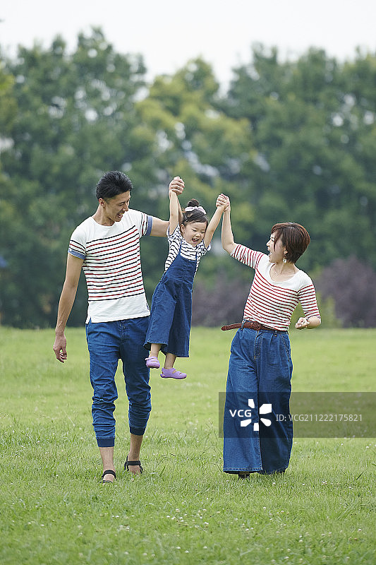 一个日本家庭在城市公园里图片素材