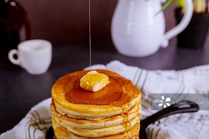 用黄油和糖浆做早餐的自制甜煎饼图片素材