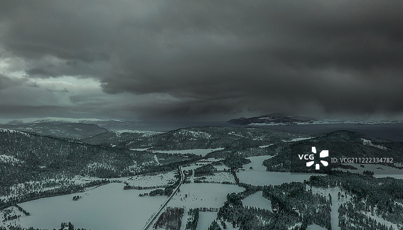冬季的山地景观下的戏剧性的天空图片素材