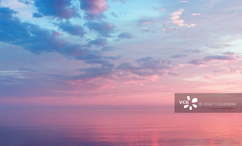 朦胧的丁香海景和粉红色的云彩图片素材