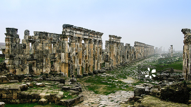 浓雾中的大柱廊阿帕米亚，部分被Isis叙利亚摧毁图片素材