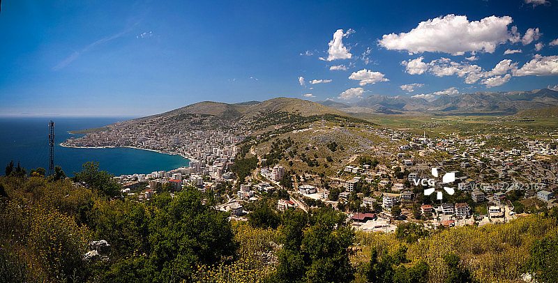 从勒库雷西城堡鸟瞰萨兰达城和爱奥尼亚湾，阿尔巴尼亚图片素材