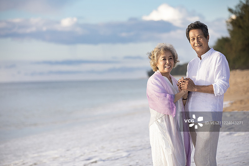 海边快乐的老年夫妇图片素材