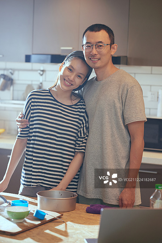 年轻夫妇在厨房做饭图片素材