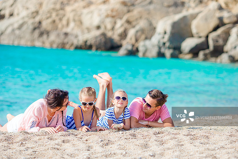 年轻美丽的家庭在海滩度假图片素材