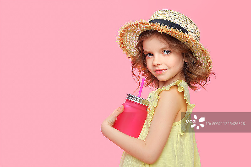时髦的小女孩用粉红色的饮料图片素材