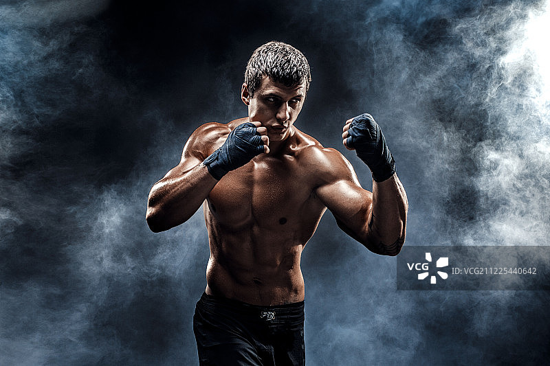 肌肉裸露的拳击手在拳击手套图片素材