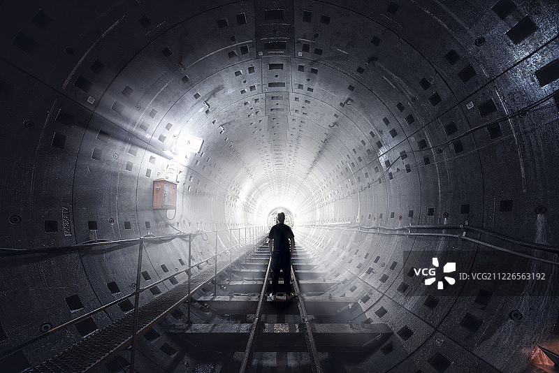 地铁隧道中的光洞中的光前进的路图片素材