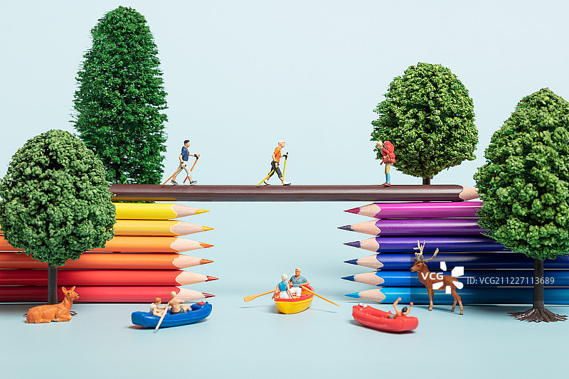夏天彩色铅笔彩虹桥上徒步的人们森林与船旅游图片素材