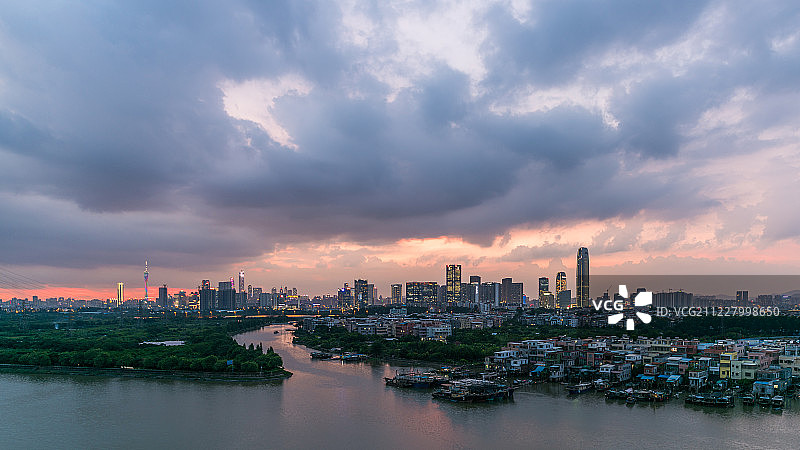 黄昏多云下的广州黄埔古港与城市天际线图片素材