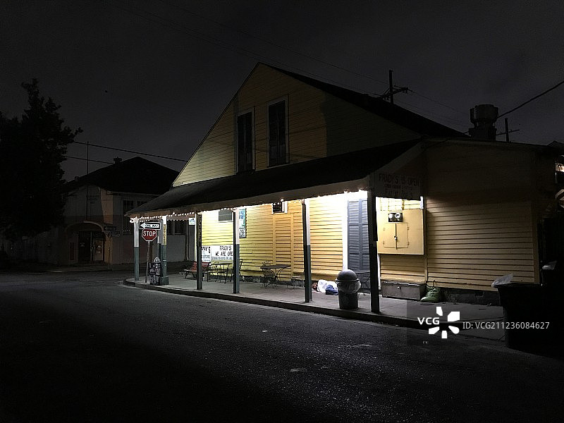 在路易斯安那州，当地的商业立面在晚上被人工照明图片素材