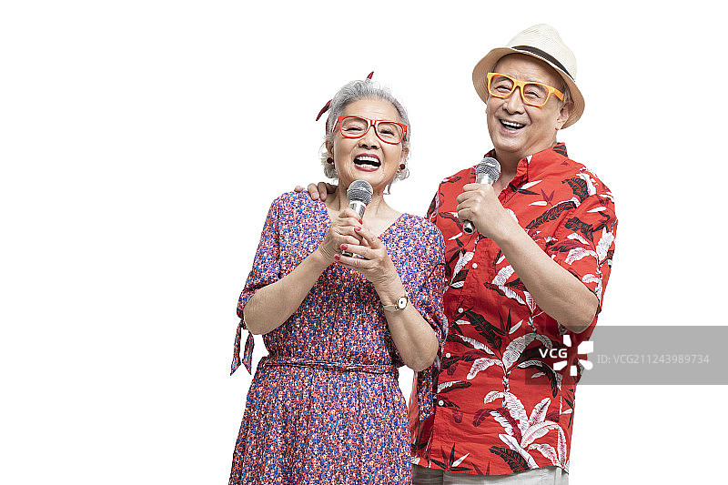快乐的老年夫妇拿着话筒唱歌图片素材