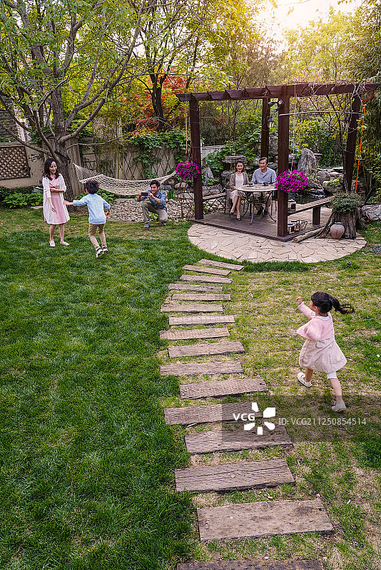 快乐家庭在庭院里玩耍图片素材