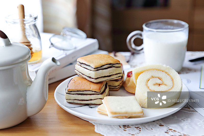 西式早餐大理石面包瑞士卷蛋糕夹心饼干和牛奶图片素材