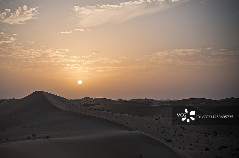 阿布扎比沙丘背后的日落图片素材