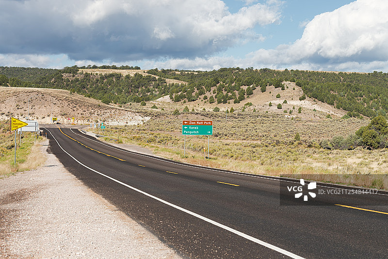 美国犹他州锡安国家公园道路图片素材