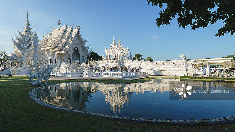 泰国清迈清莱著名寺庙：白庙建筑与精致的雕像图片素材