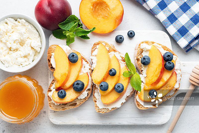 桃子意式烤面包配乳清干酪和蓝莓图片素材
