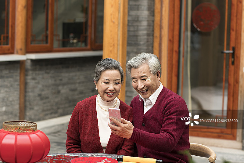 老年夫妇新年用智能手机视频对话图片素材