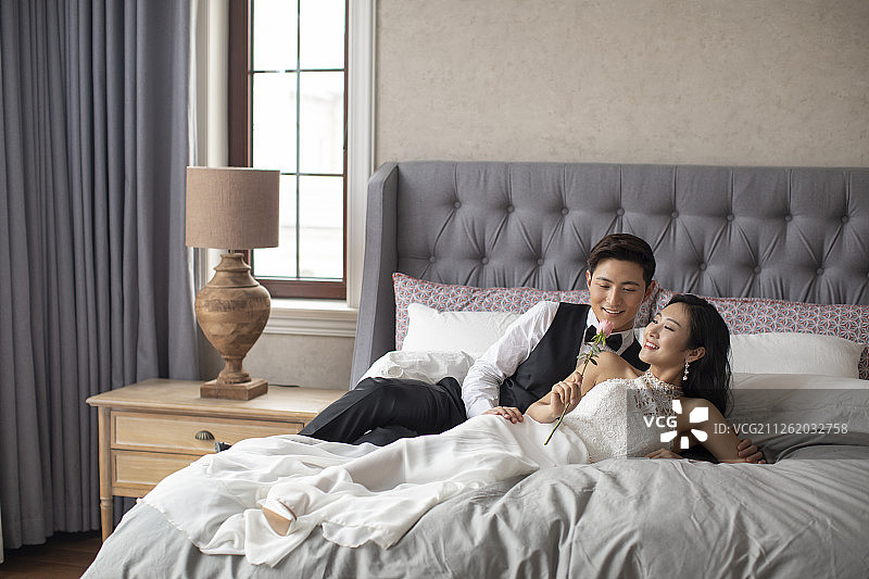 年轻夫妇在卧室共享甜蜜时光图片素材