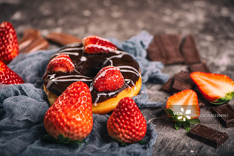 巧克力草莓甜甜圈图片素材