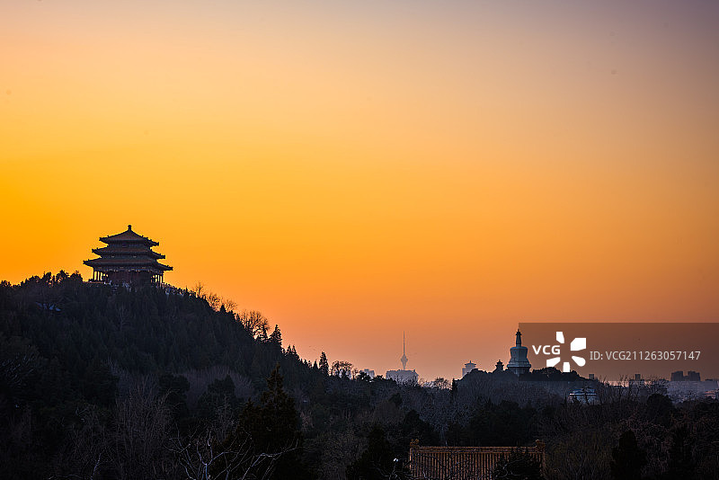 北京景山公园万春亭和白塔图片素材