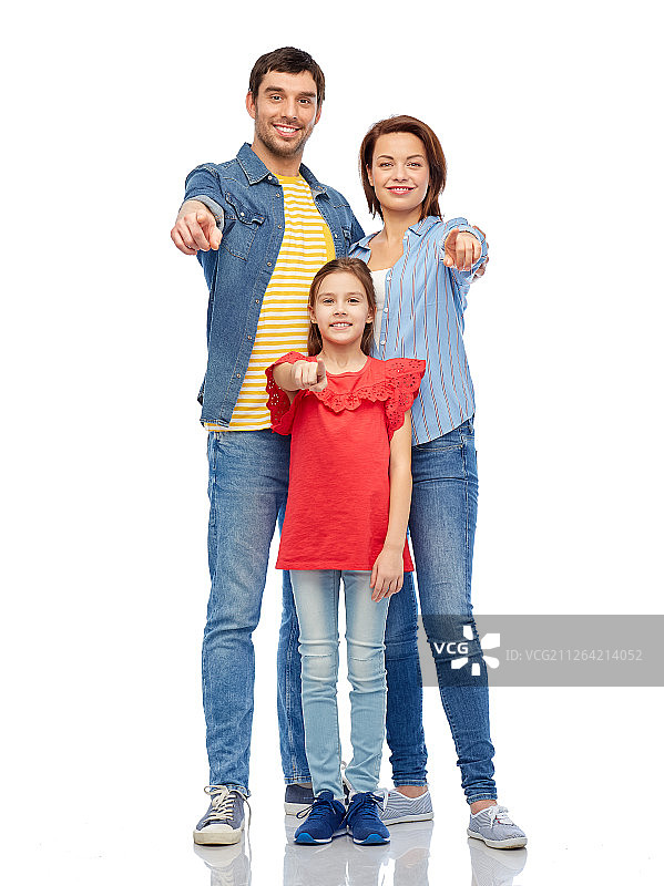 家庭和人的概念-幸福微笑的母亲，父亲和小女儿指向你在白色的背景。幸福的一家人在白色的背景下指着你图片素材