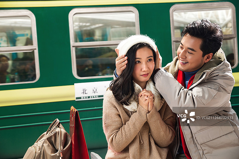 在火车站台上的青年情侣图片素材