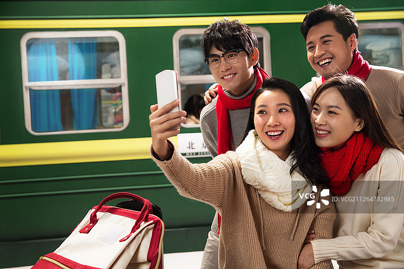 青年男女在火车站台上用手机图片素材
