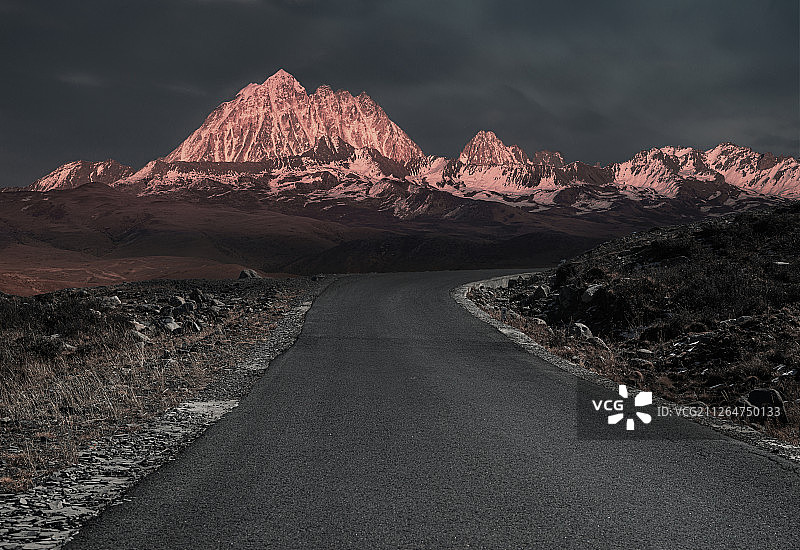 雅拉雪山无人碎石路背景图片素材