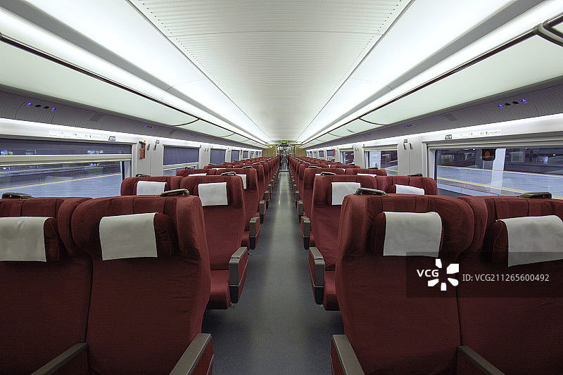 现代高铁客运列车普通车厢内部图片素材