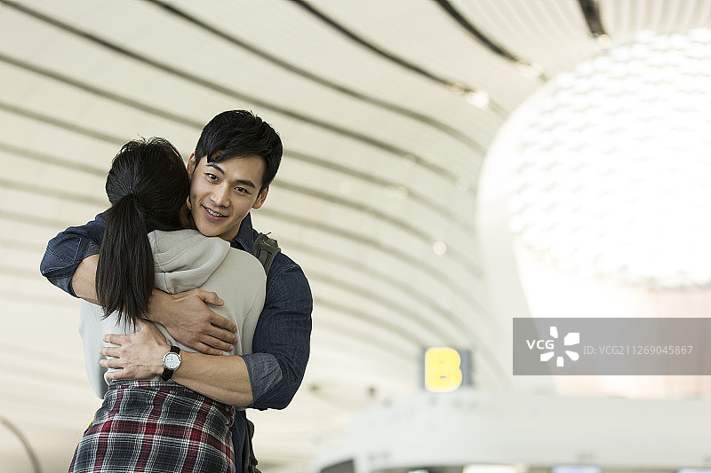 青年情侣在机场深情的拥抱图片素材