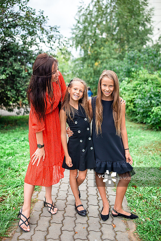 两个女孩和她们的母亲摆姿势拍照图片素材