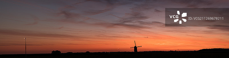 风车在日落时分图片素材