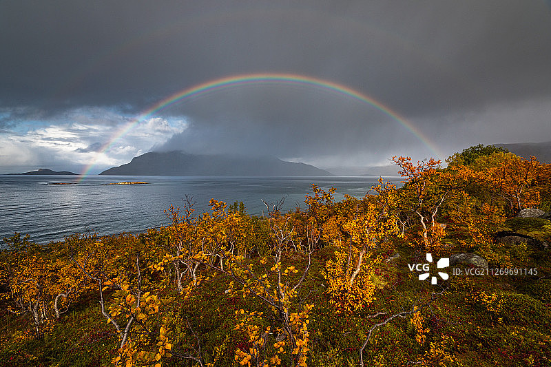 挪威特罗姆斯海湾上空的彩虹图片素材