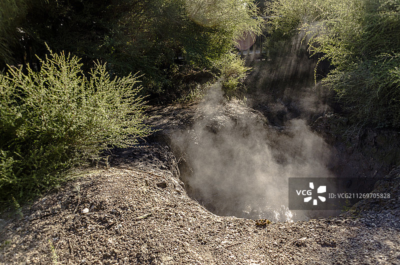 新西兰罗托鲁瓦泥浆池中的气泡图片素材