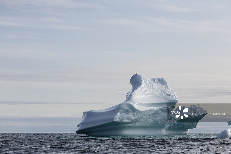 雄伟的冰山形成在大西洋格陵兰岛图片素材
