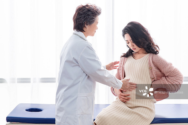 医生给孕妇检查身体图片素材