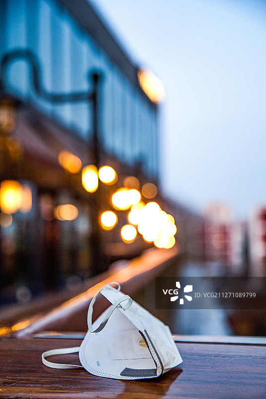 城市背景下的N95口罩图片素材
