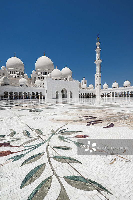 阿联酋阿布扎比谢赫扎耶德大清真寺白天全景拍摄图片素材