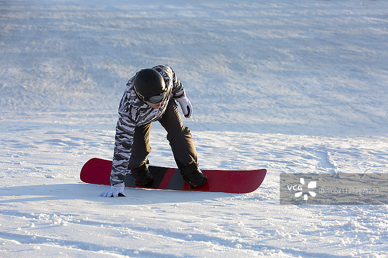 青年男子滑雪运动在户外滑雪场肖像图片素材